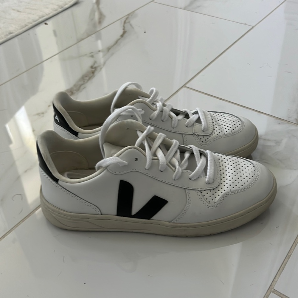 Veja V-10 sneakers